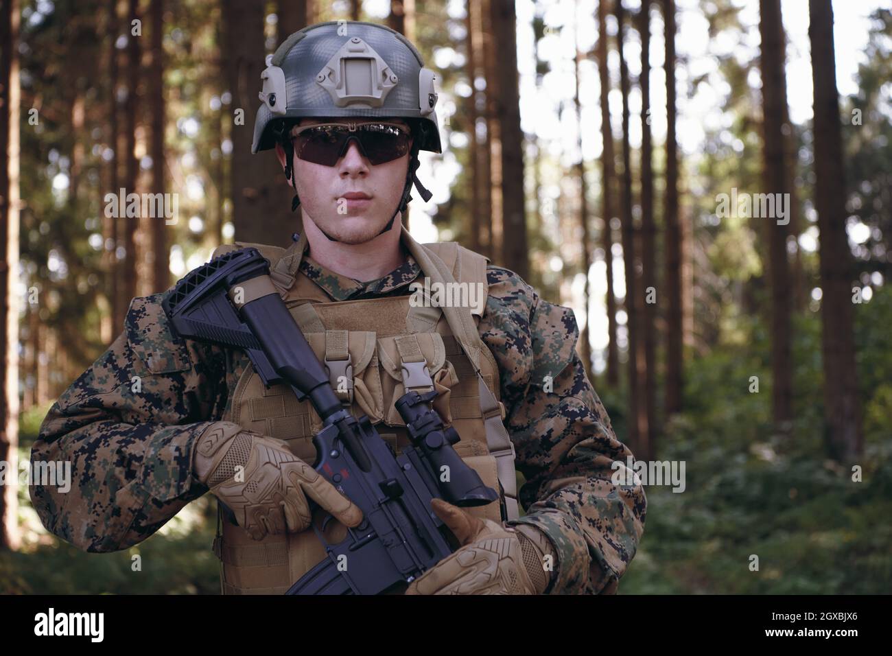 retrato de soldado con equipo táctico protector del ejército y arma en  bosque Fotografía de stock - Alamy
