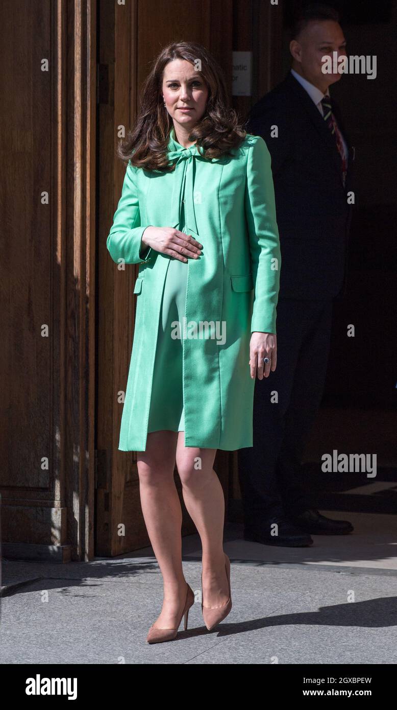 Catherine, duquesa de Cambridge, vistiendo un abrigo verde menta de Jenny  Packham y vestido a juego, visita la Royal Society of Medicine en Londres  el 21 de marzo de 2018 Fotografía de