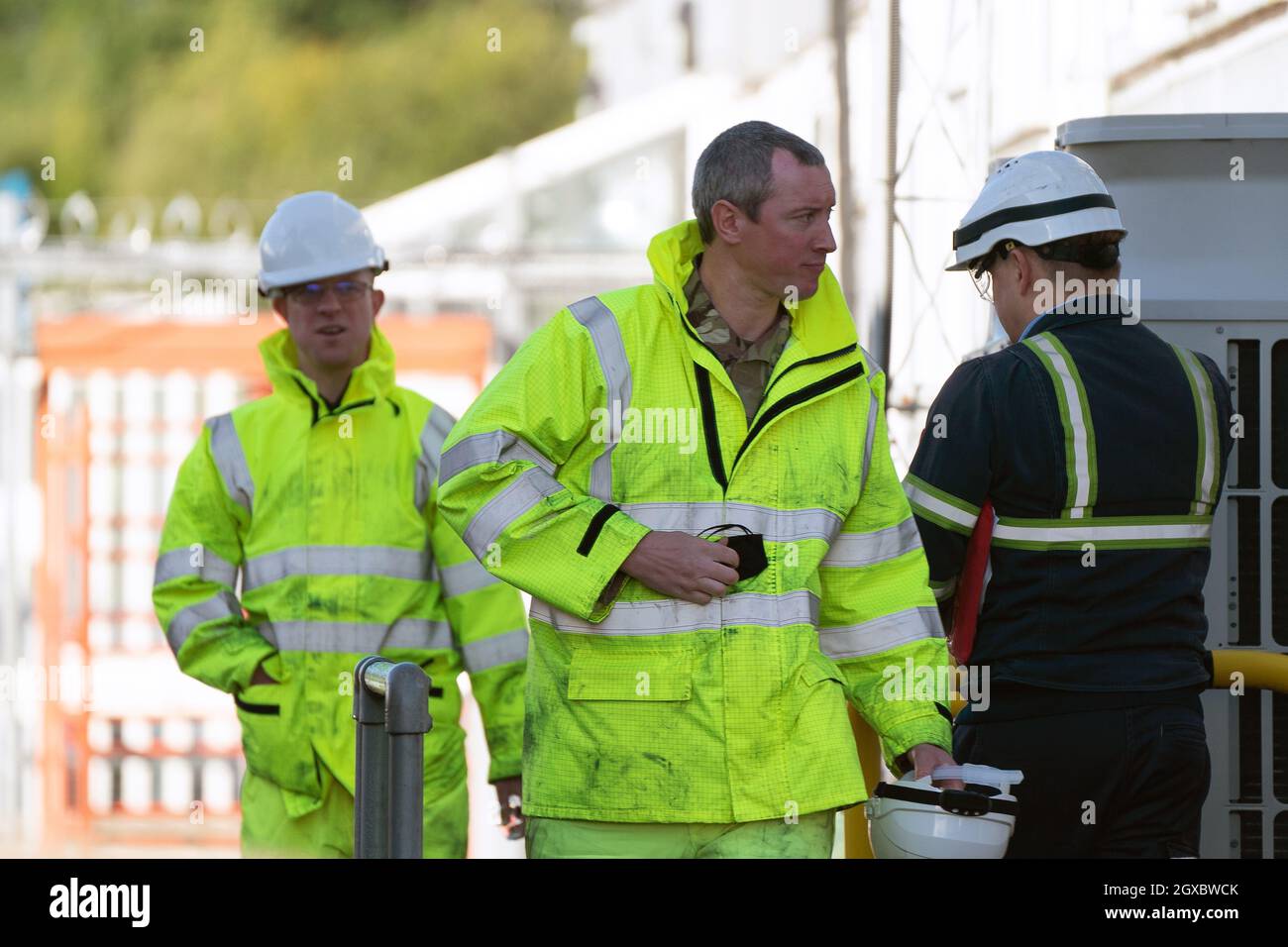 Miembro de las fuerzas armadas del depósito de petróleo de Buncefield, conocido como terminal de almacenamiento de petróleo de Hertfordshire, en Hemel Hempstead. Fecha de la foto: Martes 5 de octubre de 2021. Foto de stock