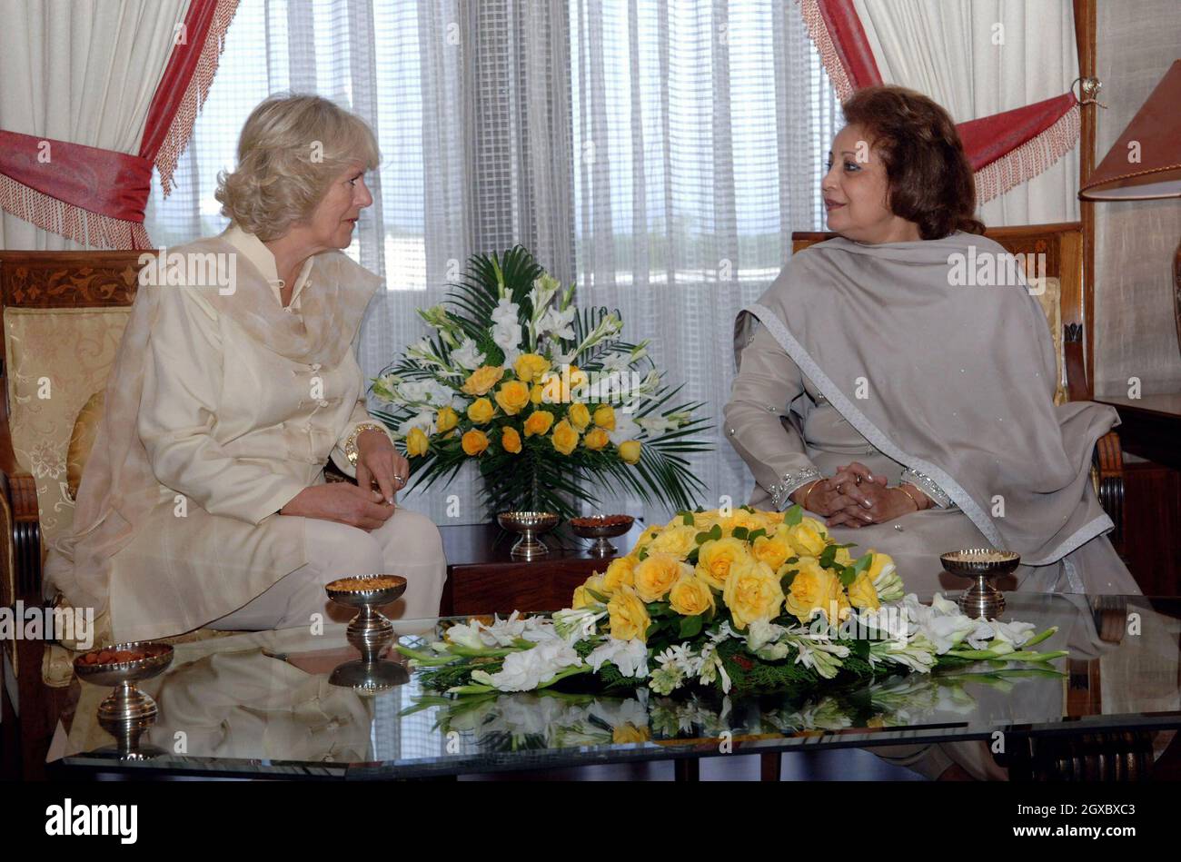 Camilla, Duquesa de Cornwall tiene una reunión oficial con Rukhsana Aziz, esposa del Primer Ministro paquistaní Shaukat Aziz, en la residencia del Primer Ministro en Islamabad, Pakistán, el 30 de octubre de 2006. Anwar Hussein/EMPICS Entretenimiento Foto de stock