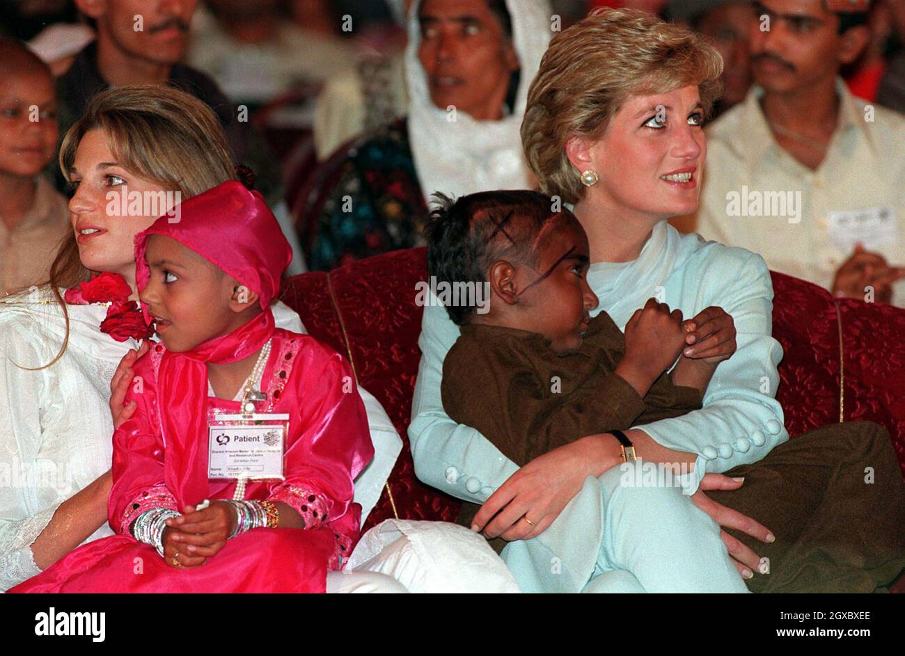 Diana, Princesa de Gales y Jemima Khan crían a niños enfermos en sus brazos  durante una visita al hospital oncológico de Imran Khan en Lahore,  Pakistán, en abril de 1996. Anwar Hussein/EMPICS