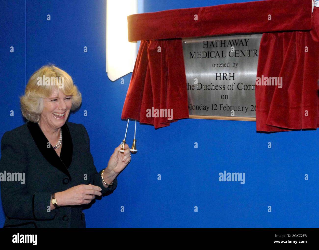 Camilla, Duquesa de Cornwall desvela una placa durante su visita al nuevo Hathaway Medical Center en Chippenham, Wiltshire, el 12 de febrero de 2007. Camilla, presidenta de la Sociedad Nacional de Osteoporosis, inauguró oficialmente el centro hoy. Foto de stock