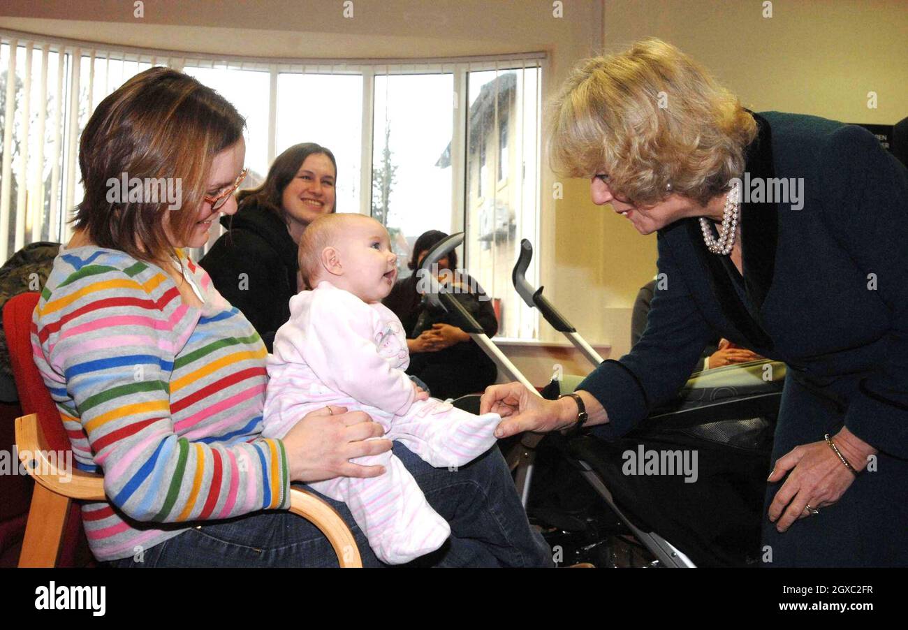 Camilla, duquesa de Cornwall cosca el pie de un bebé durante su visita al nuevo centro médico Hathaway en Chippenham, Wiltshire el 12 de febrero de 2007. Camilla, presidenta de la Sociedad Nacional de Osteoporosis, inauguró oficialmente el centro hoy. Foto de stock