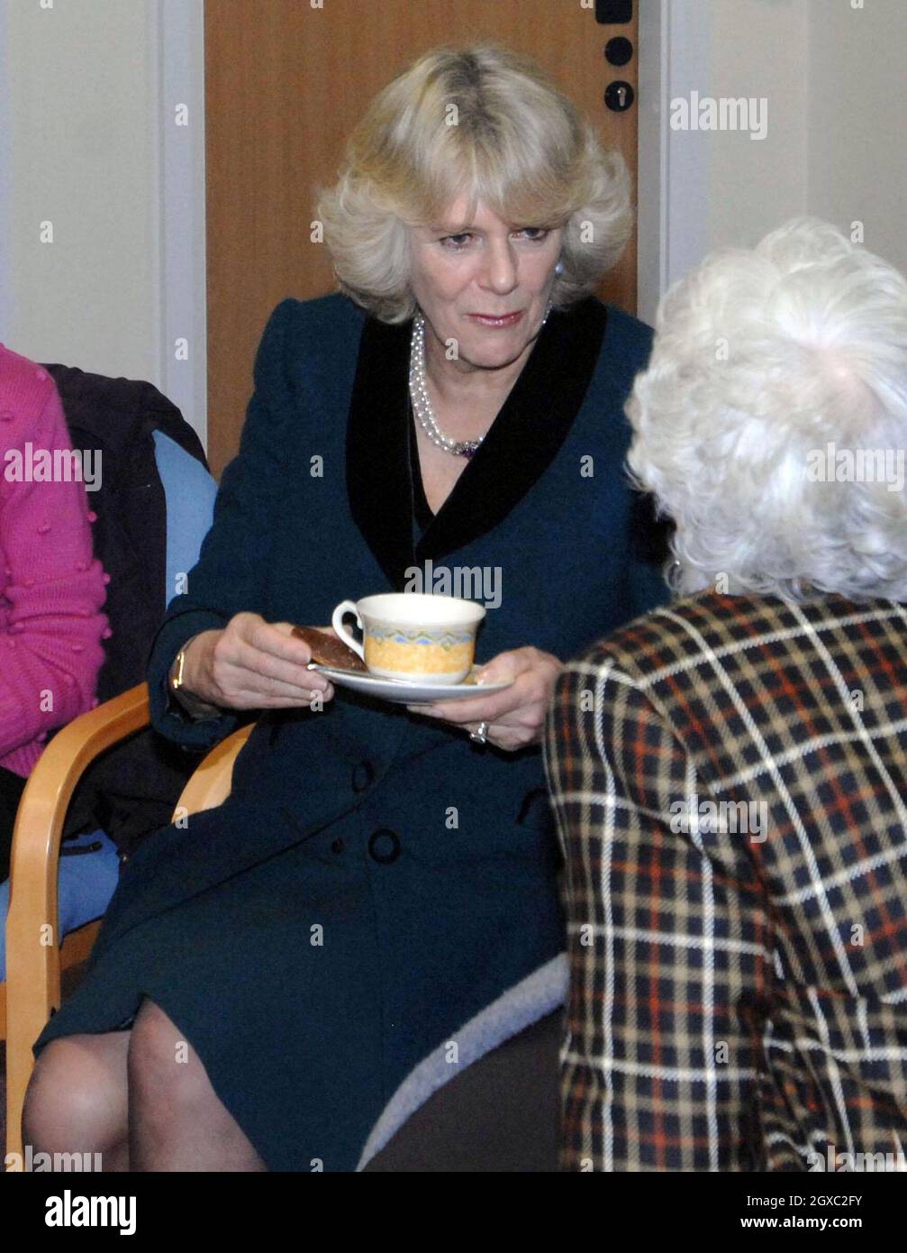 Camilla, Duquesa de Cornwall disfruta de una taza de té durante su visita al nuevo Hathaway Medical Center en Chippenham, Wiltshire, el 12 de febrero de 2007. Camilla, presidenta de la Sociedad Nacional de Osteoporosis, inauguró oficialmente el centro hoy. Foto de stock