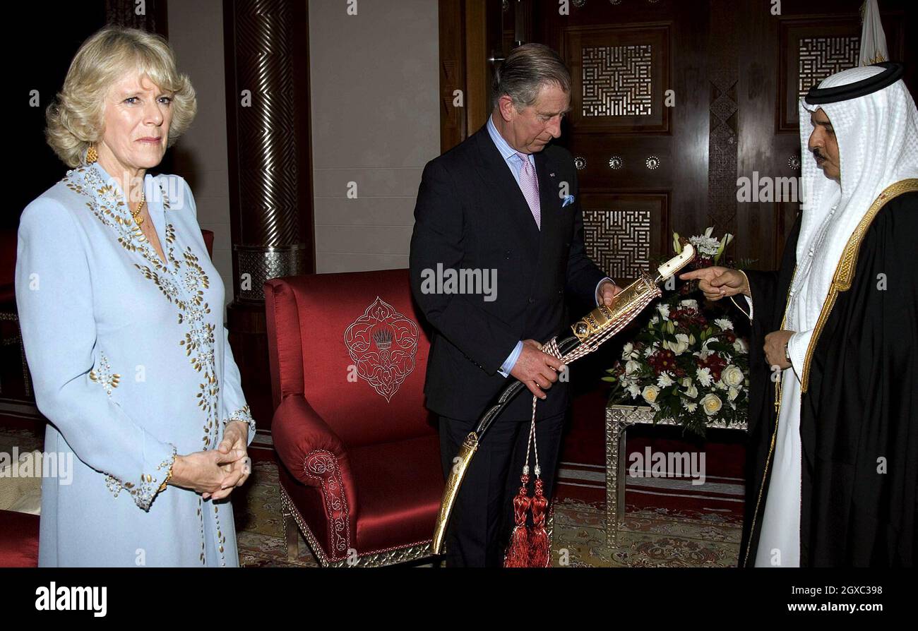 El Príncipe Carlos, Príncipe de Gales recibe una espada adornada del Rey de  Bahrein cuando visita el Palacio Real con Camilla, Duquesa de Cornwall el  25 de febrero de 2007 en Bahrein