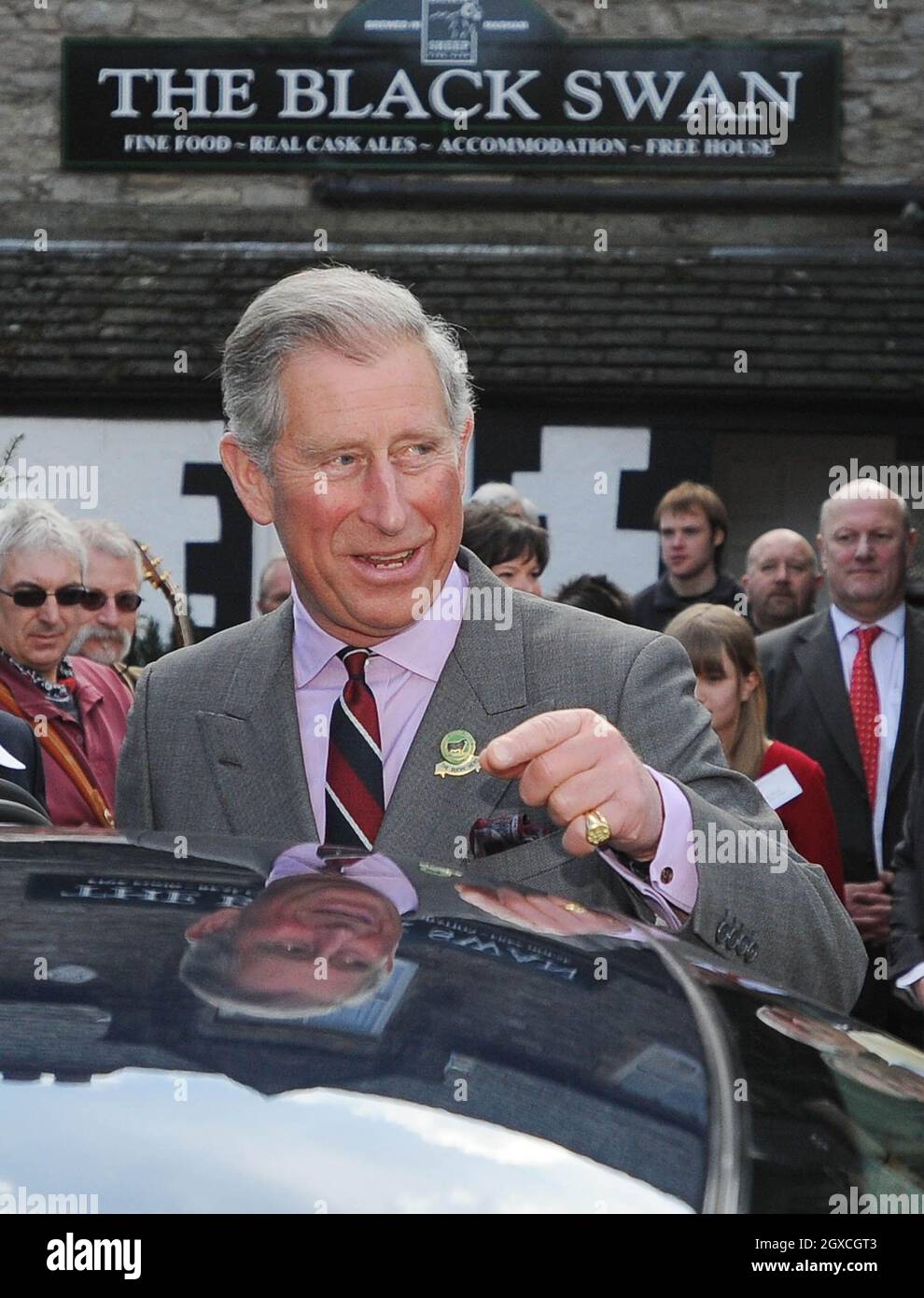 Prince Charles, Prince of Wales visita el pub, restaurante, hotel y bar Black Swan el 31 de marzo de 2008 en Ravenstonedale, Cumbria, Inglaterra. El Príncipe visitaba como parte de la iniciativa 'El Pub del Príncipe es el Hub' para apoyar y promover las comunidades rurales. Foto de stock
