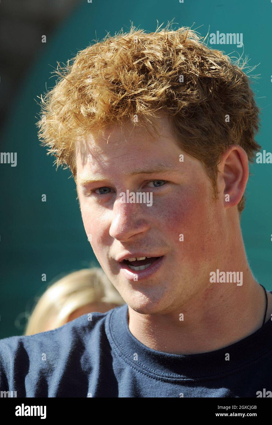 El Príncipe Harry ayuda a reconstruir una escuela para niños discapacitados en Butha Butha Butthe, Lesotho, el 8 de julio de 2008. El proyecto para reconstruir la escuela está siendo apoyado por la caridad del príncipe Harry, Sentebe, y por la propia caridad de la Caballería Doméstica, la Fundación Azul Burnaby. Foto de stock