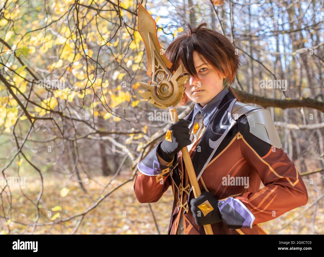 una chica disfrazada como un hombre cosplay halloween impacto de genshin  Fotografía de stock - Alamy