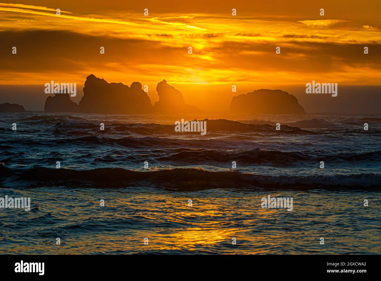 Fiery Bandon Beach Atmospherics en Sunset O Estados Unidos. Foto de stock