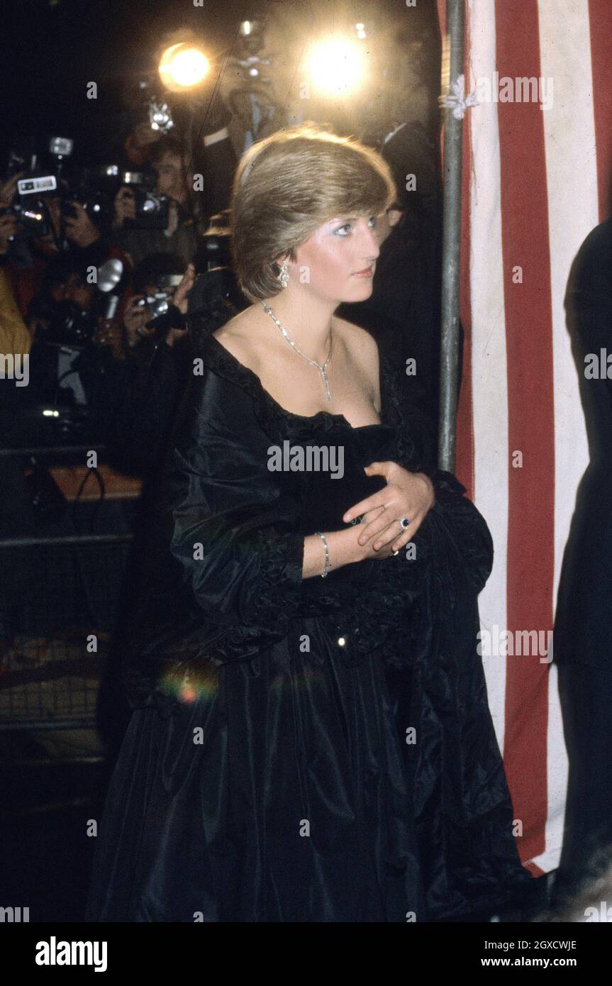 FOTO DE ARCHIVO** Lady Diana Spencer, más tarde para convertirse en Diana, Princesa de Gales, pone los flashbulbs en su lugar mientras lleva un revelador vestido negro Emanuel asistiendo a su primer FOTO DE ARCHIVO** Lady Diana Spencer, más tarde para convertirse en Diana, Princesa de Gales, pone los flashbulbs en su lugar mientras lleva un revelador vestido negro Emanuel asistiendo a su primer