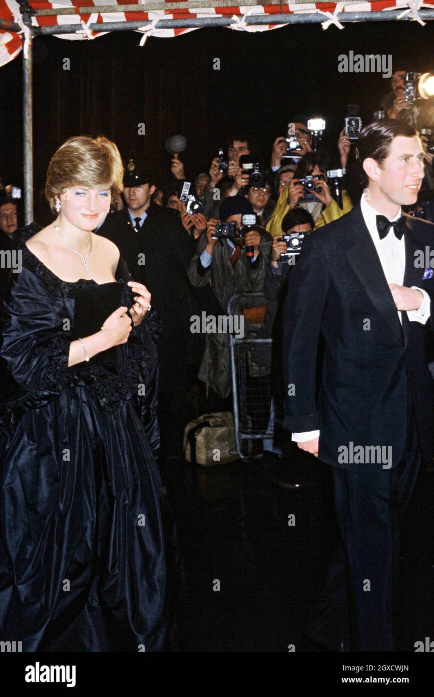FOTO DE ARCHIVO** Lady Diana Spencer, más tarde para convertirse en Diana, Princesa de Gales, pone los flashbulbs en su lugar mientras lleva un revelador vestido negro Emanuel asistiendo a su primer FOTO DE ARCHIVO** Lady Diana Spencer, más tarde para convertirse en Diana, Princesa de Gales, pone los flashbulbs en su lugar mientras lleva un revelador vestido negro Emanuel asistiendo a su primer