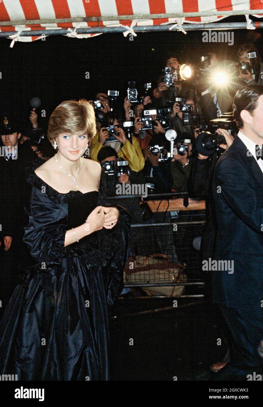 FOTO DE ARCHIVO** Lady Diana Spencer, más tarde para convertirse en Diana, Princesa de Gales, pone los flashbulbs en su lugar mientras lleva un revelador vestido negro Emanuel asistiendo a su primer FOTO DE ARCHIVO** Lady Diana Spencer, más tarde para convertirse en Diana, Princesa de Gales, pone los flashbulbs en su lugar mientras lleva un revelador vestido negro Emanuel asistiendo a su primer