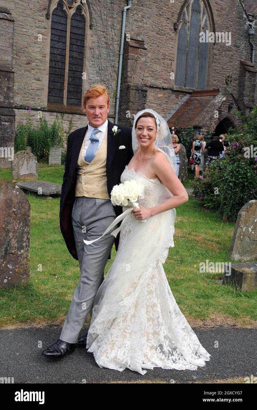 Príncipe Harry's ex Palafrenero Mark Dyer contrae matrimonio con Amanda Kline de Texas, EE.UU. en la iglesia St. Edmunds en Crickhowell, Gales Foto de stock
