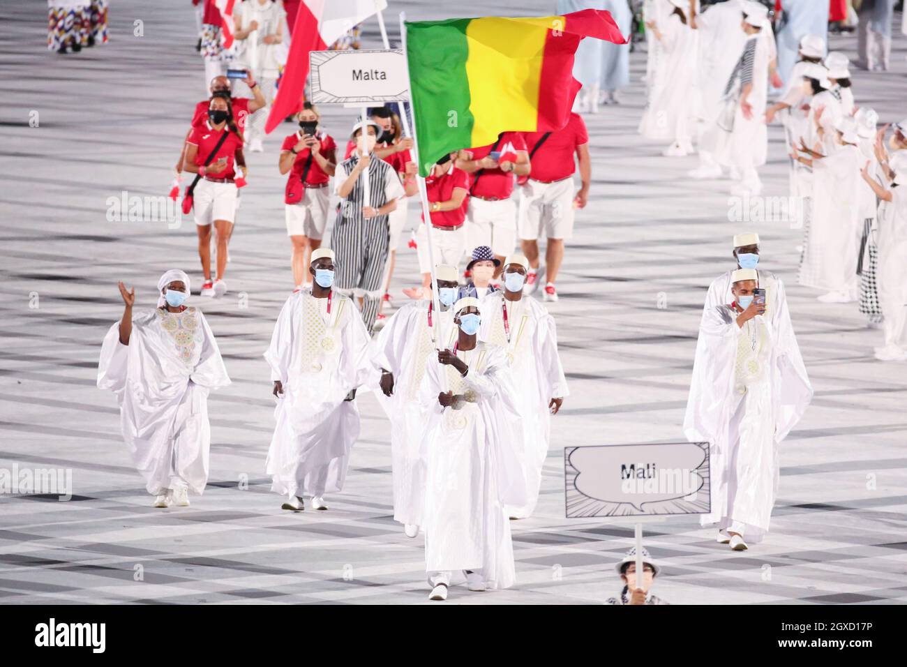 23rd DE JULIO de 2021 - TOKIO, JAPÓN: El portador de la bandera de Malí Seydou Fofana entra en el Estadio Olímpico con su delegación durante el segme Desfile de las Naciones Foto de stock