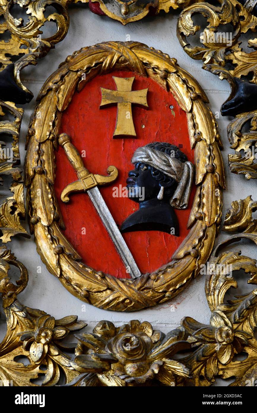 San Mauricio, patrono de la Hermandad de los Cabezales Negros, en la nave de la Catedral de Riga, Ciudad Vieja, Letonia. Mauricio, patrono de la Foto de stock