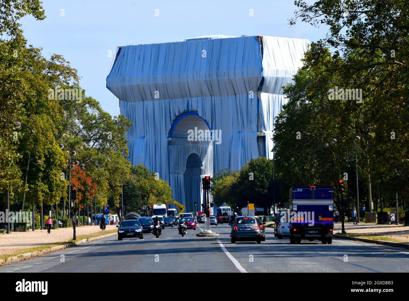 El Arco del Triunfo de París se hileró en tela azul plateado y cuerda roja como un proyecto póstumo planeado por el artista Christo, París, Francia. Foto de stock