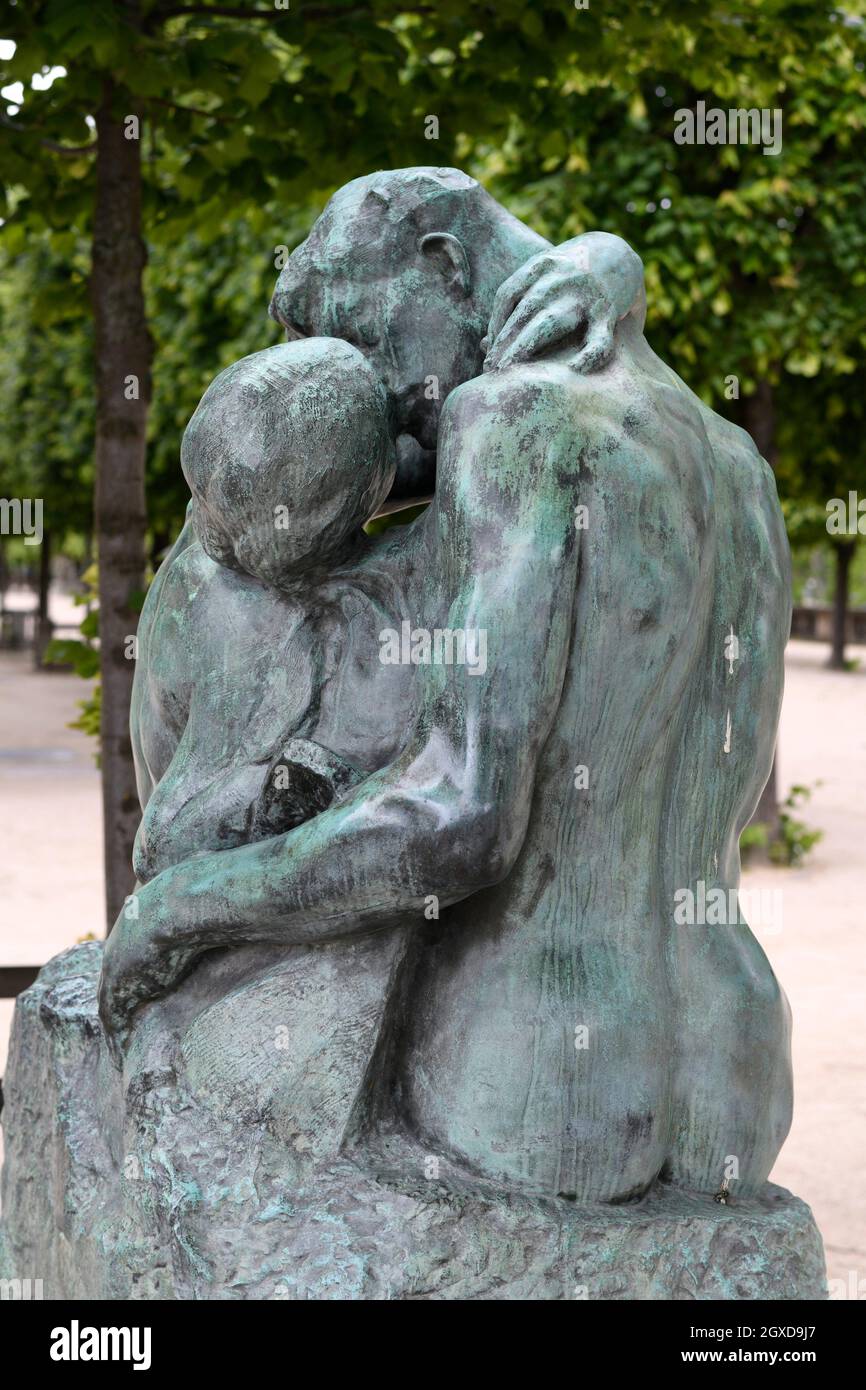 El beso, escultura de mármol de Rodin, en las afueras del Musée de l'Orangerie en los Jardines de las Tullerías, París, Francia. Foto de stock