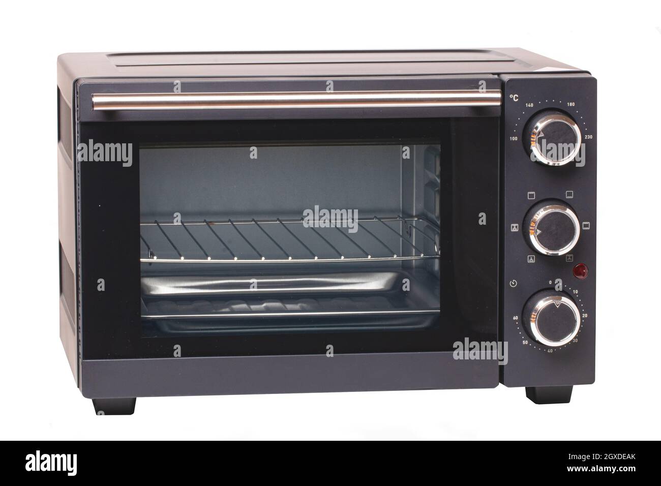 Electrodomésticos de cocina. Primer plano de un pequeño horno eléctrico  aislado sobre un fondo blanco. Macro Fotografía de stock - Alamy