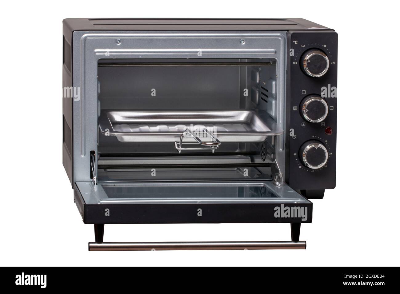 Electrodomésticos de cocina. Primer plano de un pequeño horno eléctrico  abierto aislado sobre un fondo blanco. Macro. Trazado de recorte Fotografía  de stock - Alamy