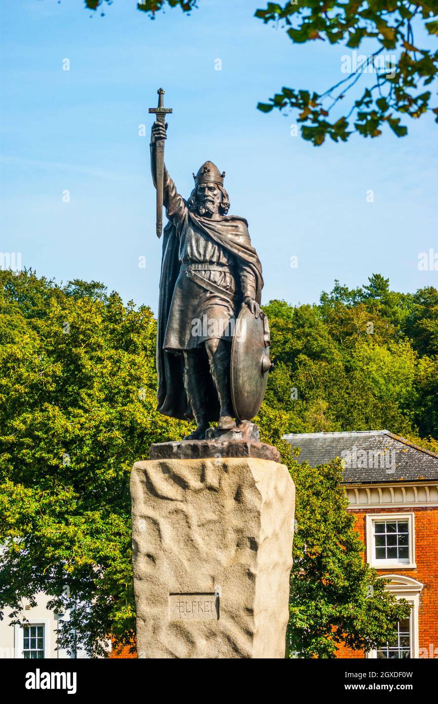 Alfred la Gran Estatua, The Broadway, Winchester, Hampshire, Inglaterra, Reino Unido, Europa. Foto de stock