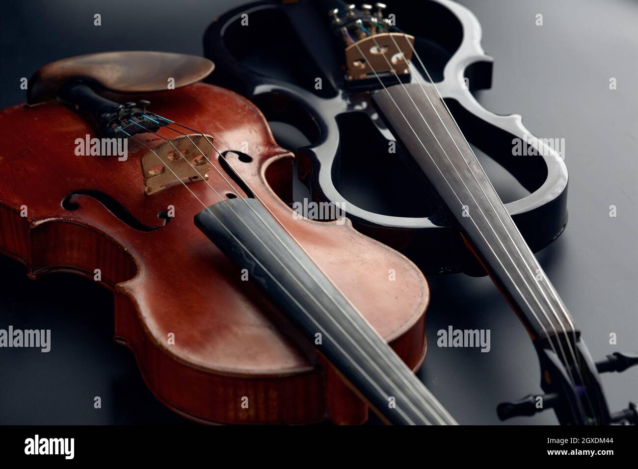 Violín retro de madera y viola eléctrico moderno, vista de primer plano,  nadie. Dos instrumentos musicales clásicos de cuerda, fondo negro  Fotografía de stock - Alamy