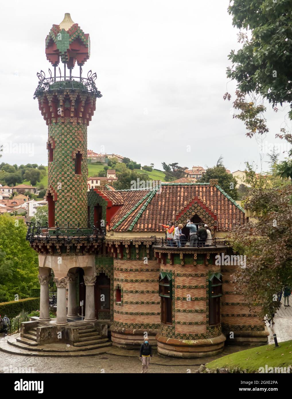 Comillas en la provincia española de Cantabria: Capricho de Gaudí de Antoni Gaudí Foto de stock