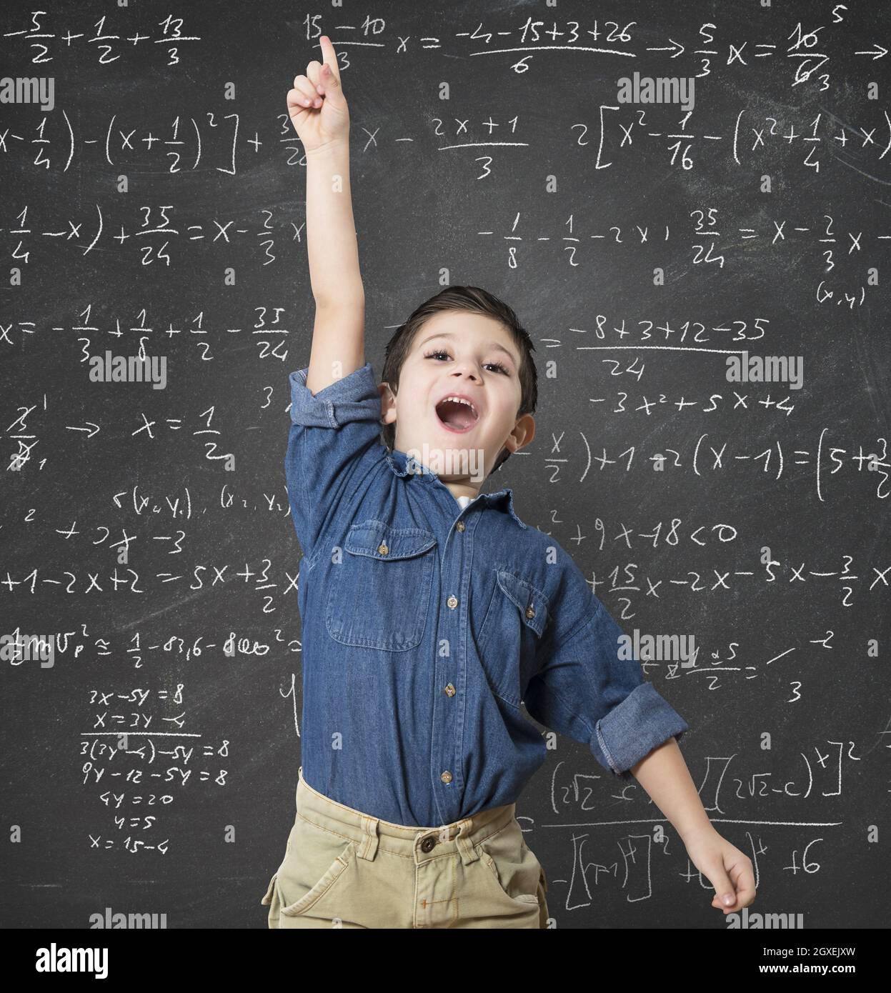 Genius child resuelve un cálculo matemático difícil Fotografía de stock -  Alamy