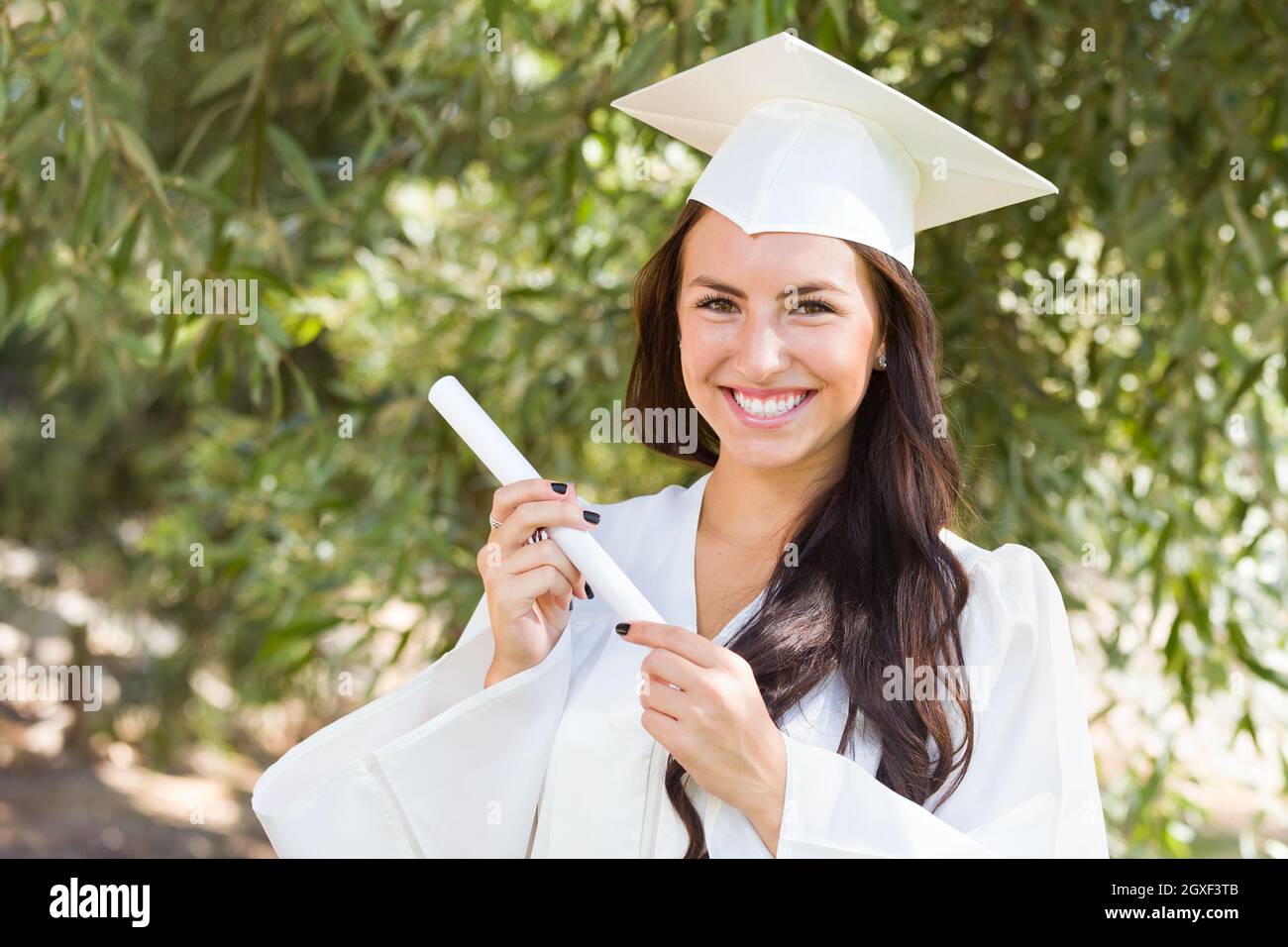 Atractiva Chica De Raza Mixta Celebra La Graduación Fuera De Toga Y Birrete Con Diploma En Mano 6149
