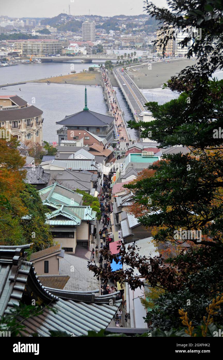 Vista de Enoshima desde el Santuario de Enoshima, Enoshima, Japón Foto de stock