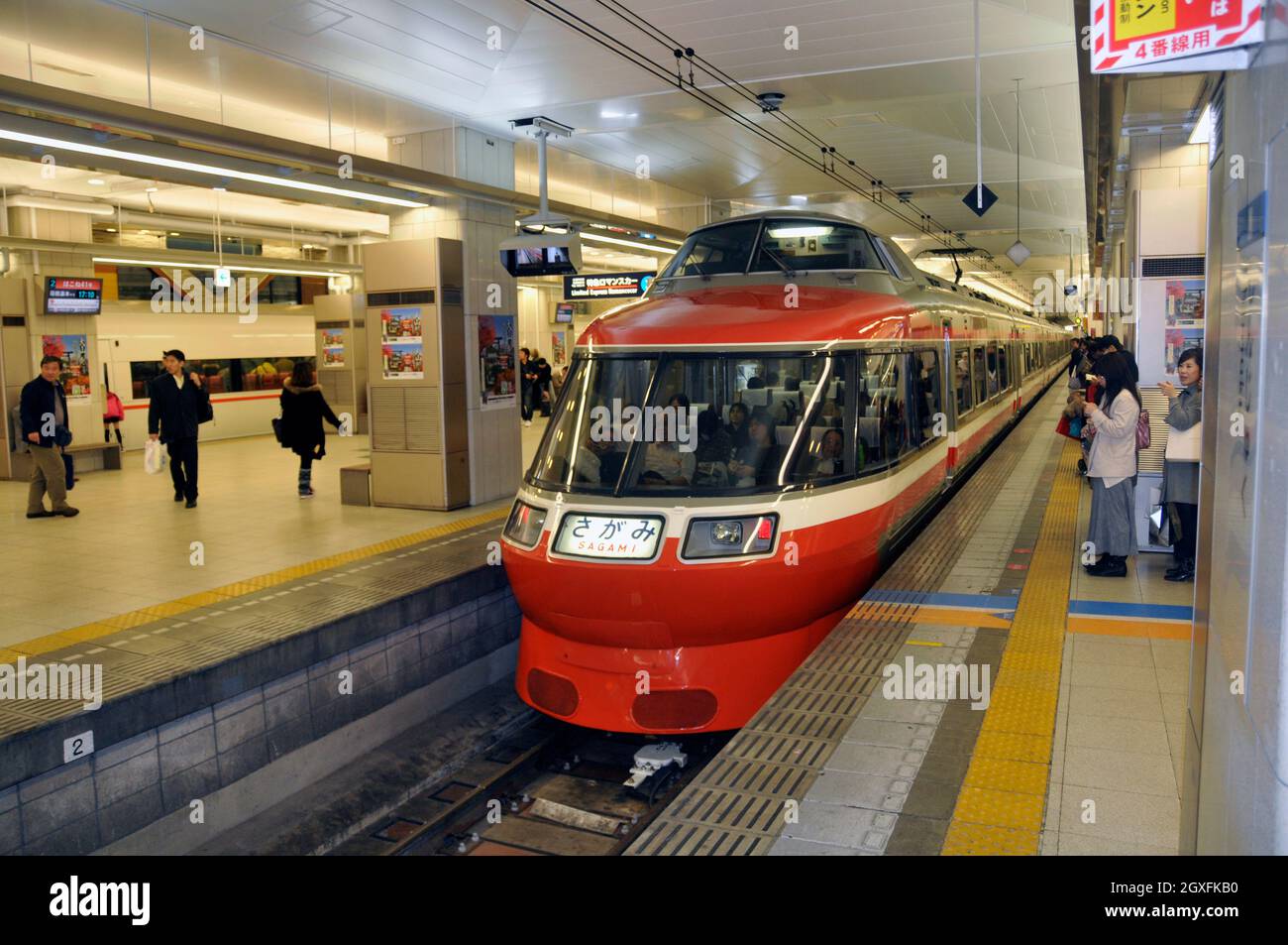El tren expreso llega a una plataforma en la estación de tren de Enoshima, Enoshima, Japón Foto de stock
