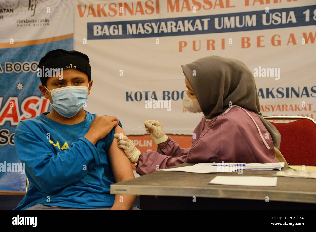 Un niño recibió la vacuna COVID-19 de Pfizer-BioNTech (Comirnaty) durante la vacunación masiva en Bogor, West Java, Indonesia, el 5 de octubre de 2021. La vacunación de Indonesia ocupa el quinto lugar en el mundo por el número de inyecciones. (Foto de Adriana/INA Photo Agency/Sipa USA) Foto de stock