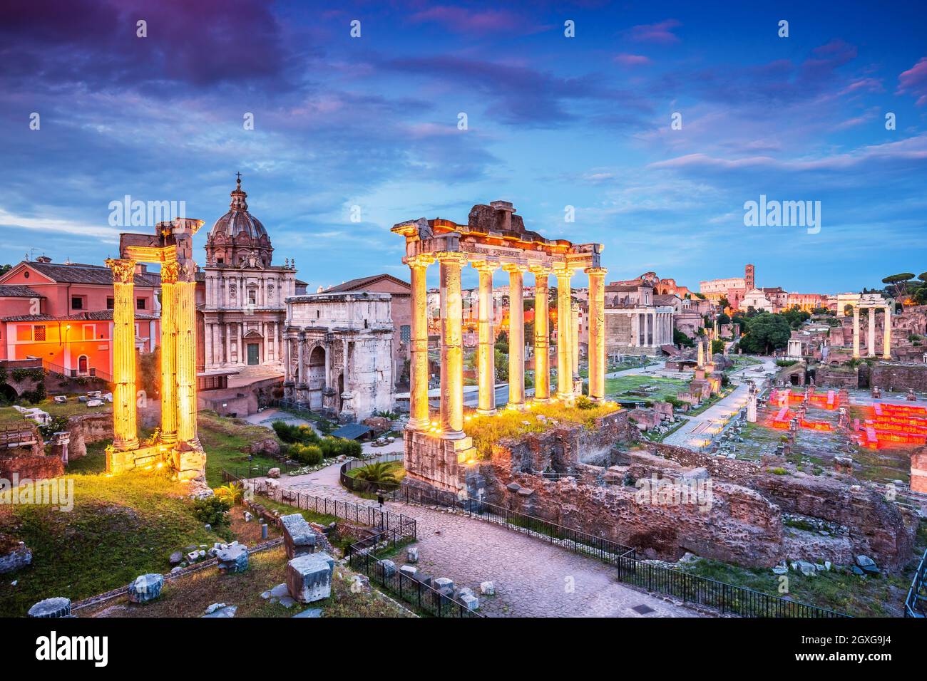 Roma, Italia. Antiguo Foro Romano al atardecer. Foto de stock