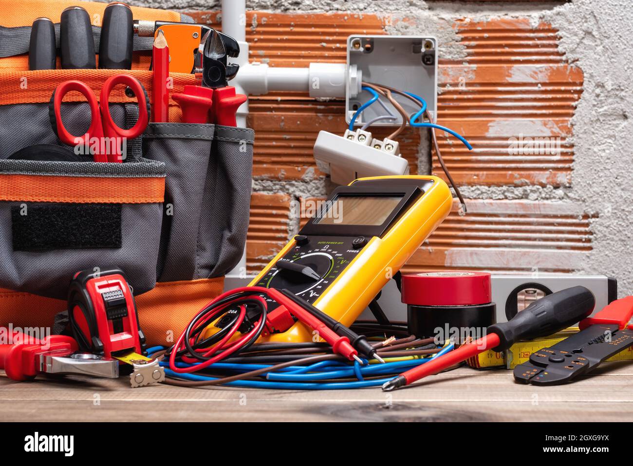 Bolsa de herramientas, herramientas y equipo de trabajo para electricista  en un banco de trabajo de madera. Industria de la construcción Fotografía  de stock - Alamy