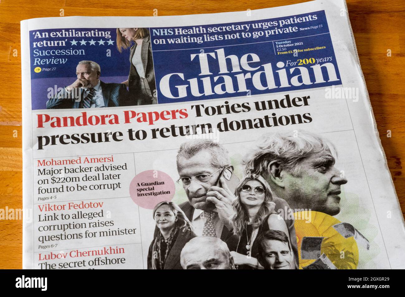 El titular del Guardian 5 de octubre de 2021 lee Pandora Papers Tories bajo presión para devolver donaciones. Foto de stock