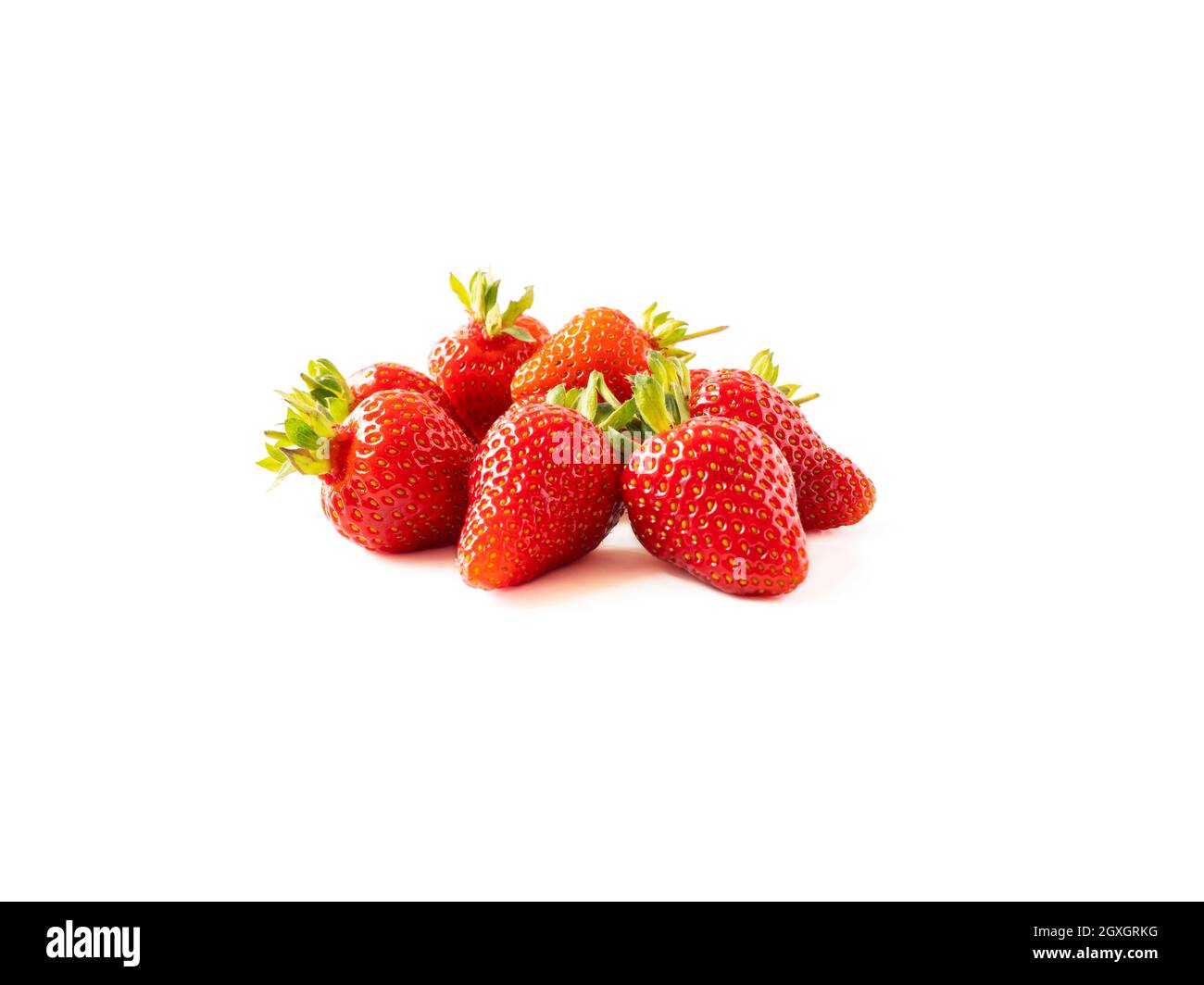 Las fresas frescas se ponen sobre fondo blanco. Fresa madura aislada sobre  fondo blanco. Fresas con espacio de copia para texto Fotografía de stock -  Alamy