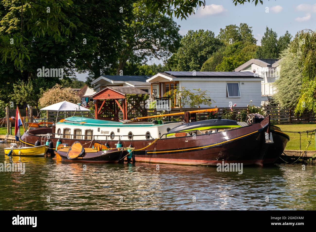 Barcaza holandesa amarrada en el río Támesis en Henley on Thames, Oxfordshire, Inglaterra, Reino Unido Foto de stock