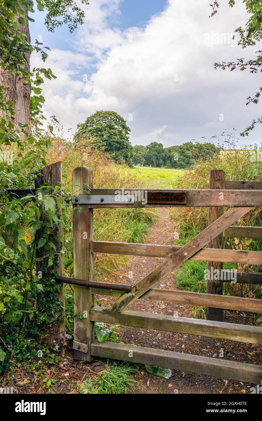 Puerta al sendero público a través de un campo en la campiña inglesa. Foto de stock