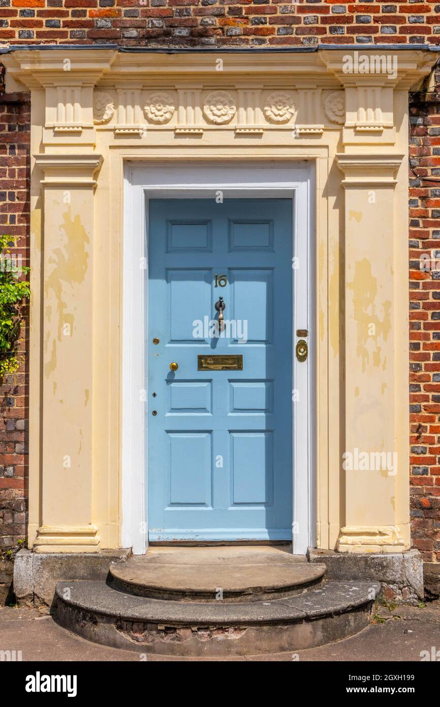 Puerta azul en una casa Foto de stock