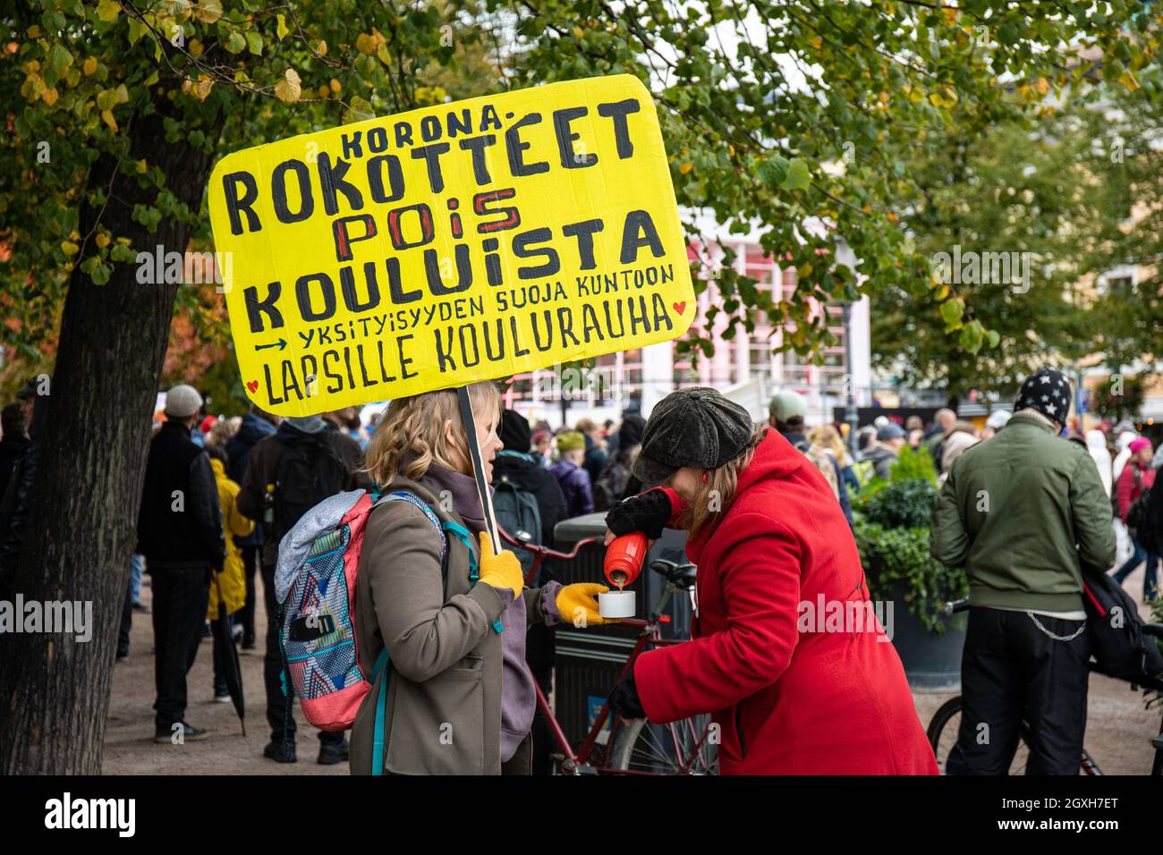 Manifestantes anti-vacunas tienen una pausa para tomar café en Esplanade Park, Helsinki, Finlandia Foto de stock