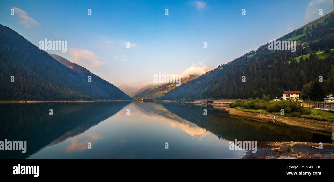 Lago Zoccolo Amplio paisaje, Santa Valburga, Italia Foto de stock