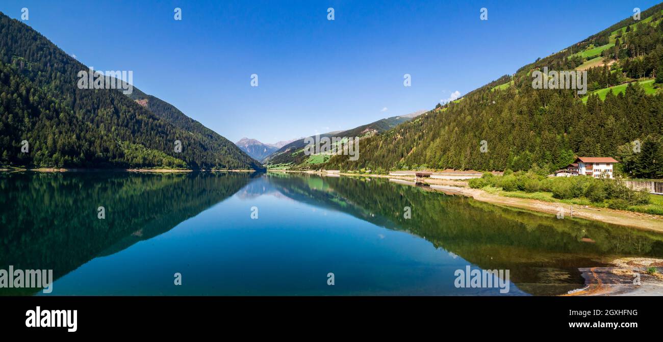 Lago Zoccolo Amplio paisaje, Santa Valburga, Italia Foto de stock