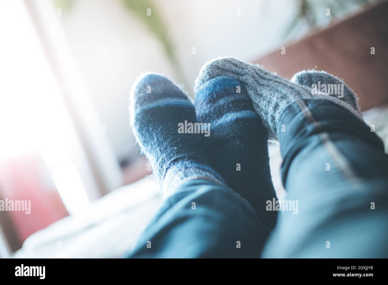 Pies con calcetines de en el invierno: Pareja es relajante en el Fotografía de stock - Alamy