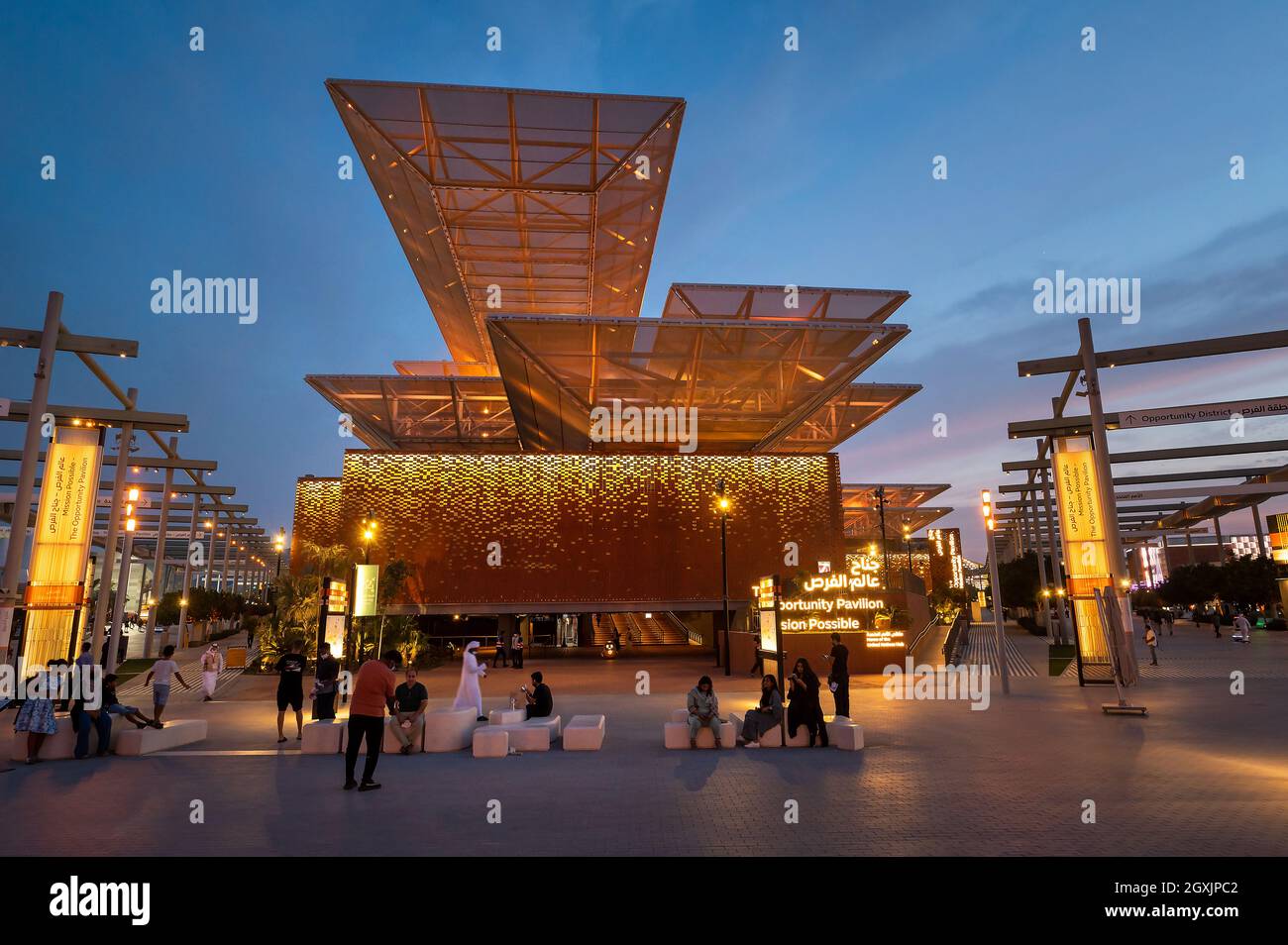 Dubai, Emiratos Árabes Unidos - 3 de octubre de 2020: Misión posible El pabellón de oportunidades en la Dubai EXPO 2020 con arquitectura y diseño únicos en Foto de stock