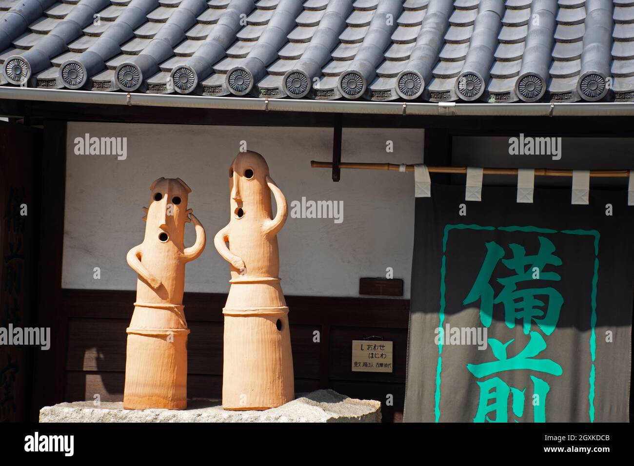 Esculturas de madera en un templo japonés, Okayama, Japón Foto de stock