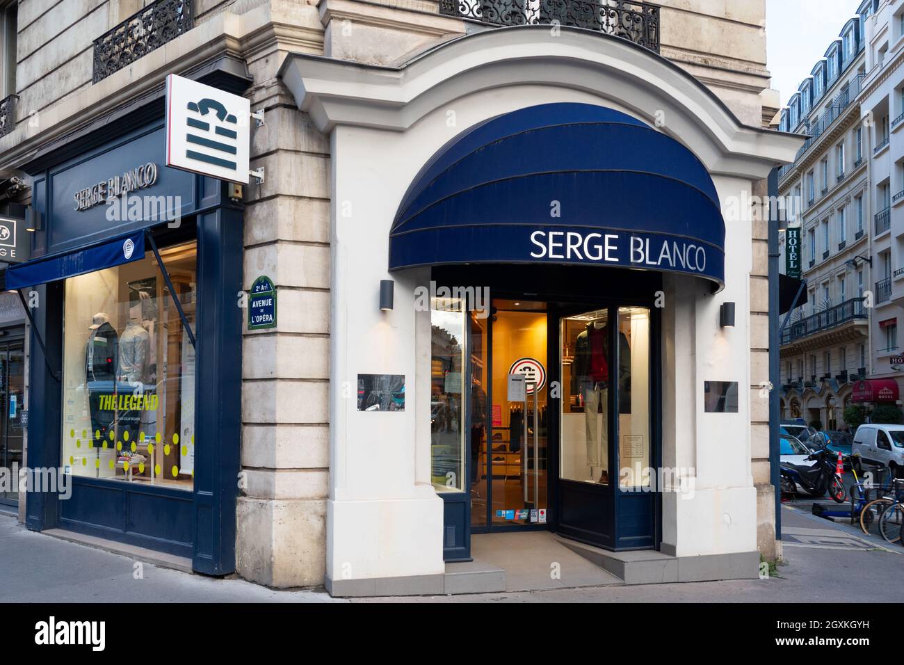 Vista exterior de una Serge Blanco, una marca francesa especializada en ropa de hombre, creada por el ex jugador de rugby Serge Fotografía de stock - Alamy