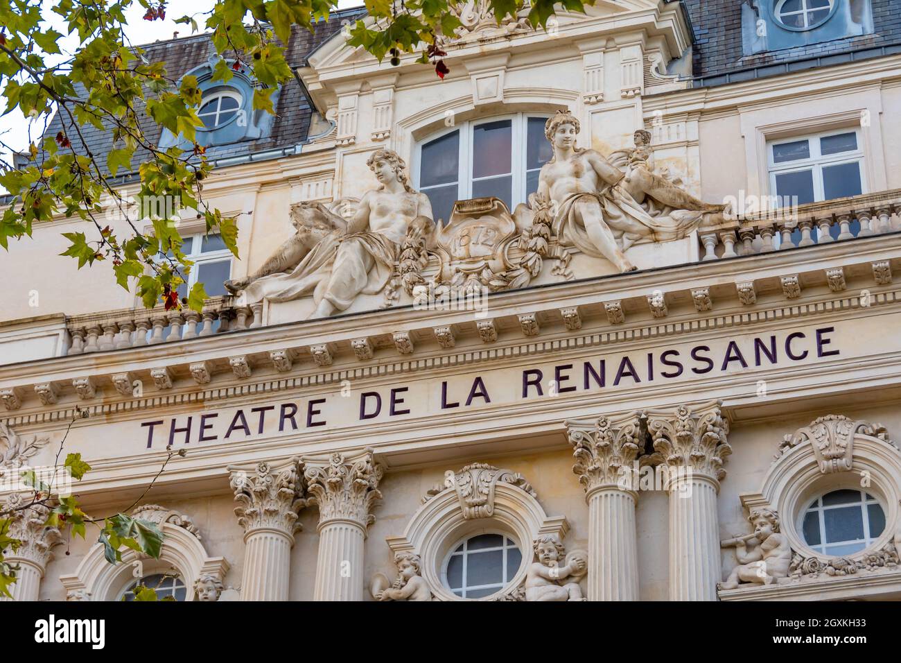 Detalle de la fachada del Théâtre de la Renaissance, situado boulevard Saint-Martin en el distrito 10th de París, Francia Foto de stock