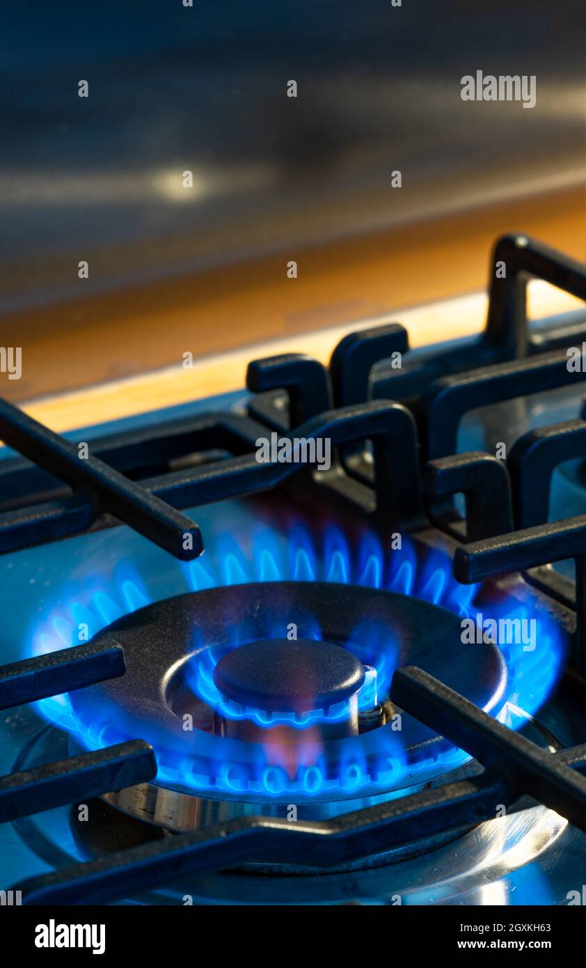 Quemador con llama amarilla azul en la cocina de gas para cocinar