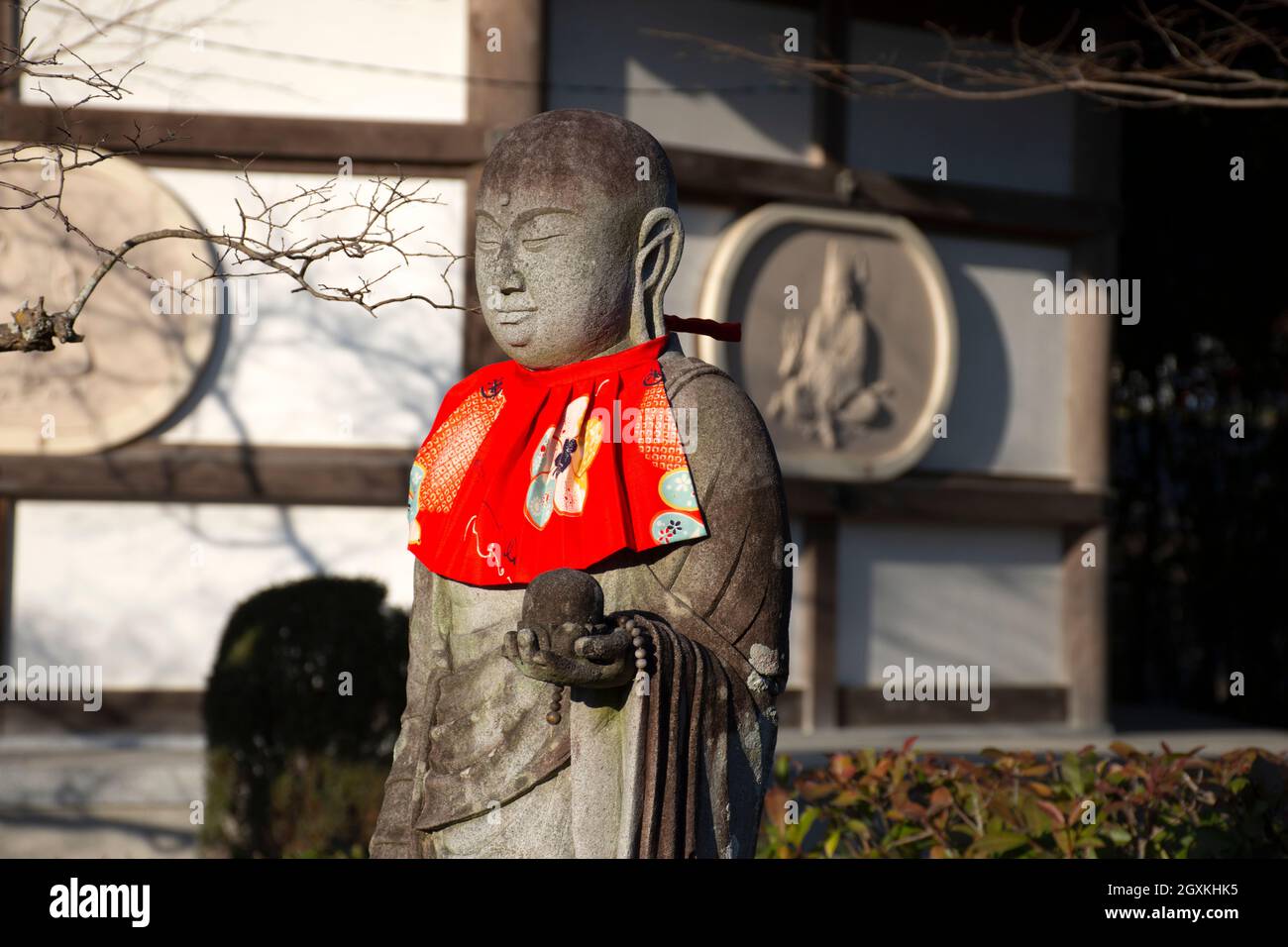 Estatua de Buda en el templo budista Kanjizai-ji, Ainan, Prefectura de Ehime, Japón Foto de stock