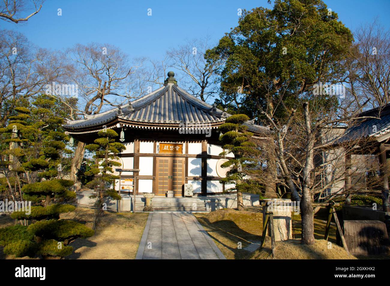 Edificio hexagonal dedicado a Banzaiten, la deidad del tesoro y las artes, templo budista Kanjizai-ji, Ainan, Prefectura de Ehime, Japón Foto de stock