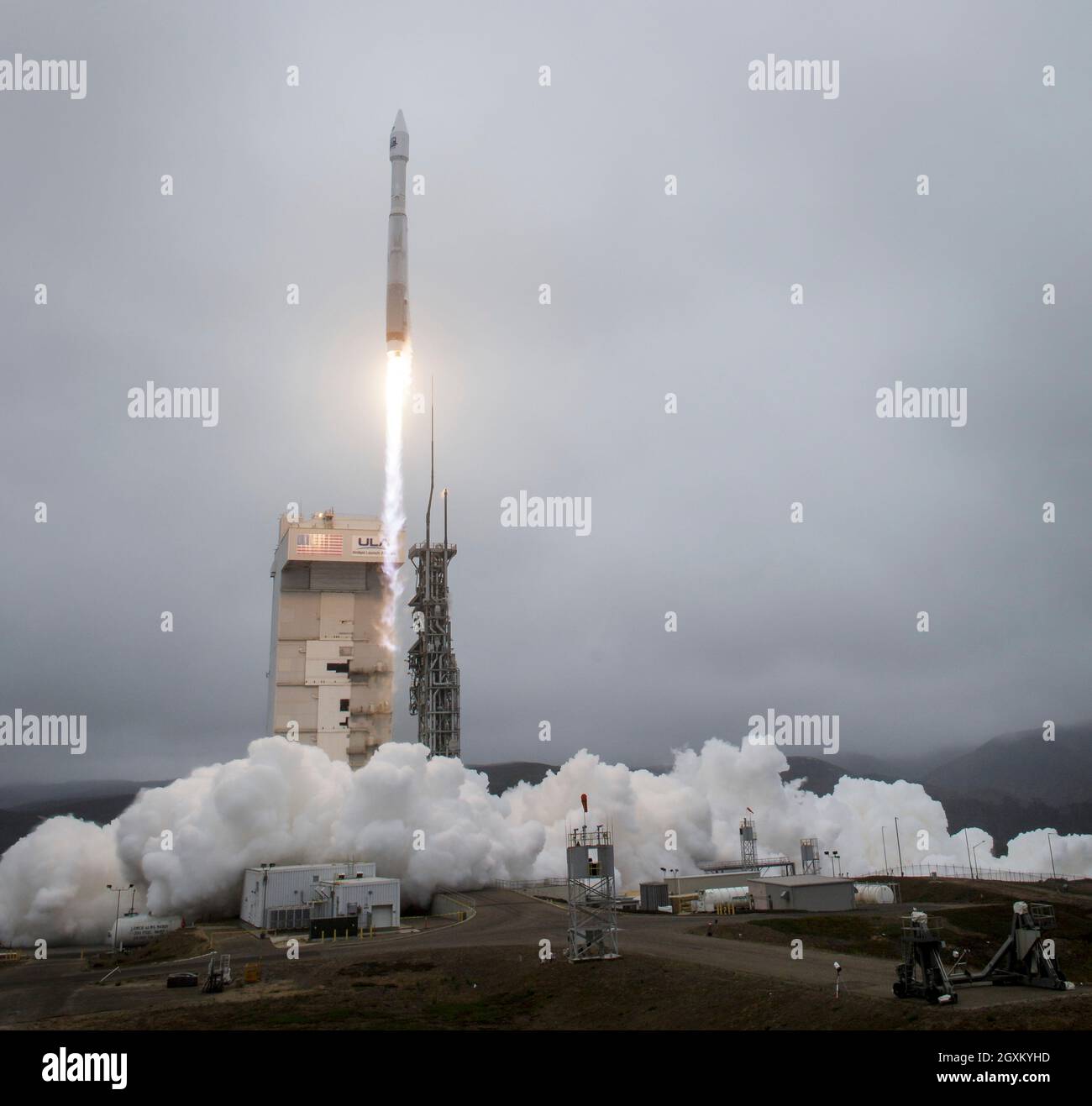 El cohete Atlas V de la Alianza de Lanzamiento Unida con la nave espacial Landsat 9 de la NASA a bordo de los ascensores del Complejo de Lanzamiento Espacial 3, Base de la Fuerza Espacial Vandenberg 27 de septiembre de 2021 en Lompoc, California. Foto de stock